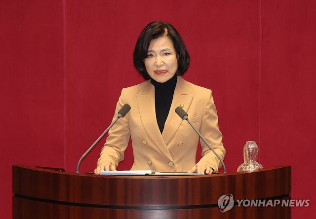 재의 요구 이유 설명하는 이진숙 방송통신위원장