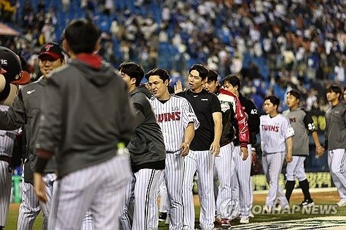 승리를 자축하는 LG 선수단