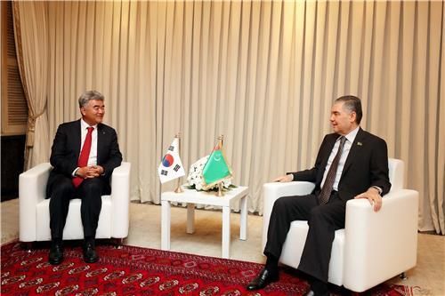 대우건설 정원주 회장이 지난 2022년 11월 방한한 구르반굴리 베르디무하메도프 투르크메니스탄 국가최고지도자 겸 인민이사회의장과 만나고 있다. [대우건설 제공. 재판매 및 DB 금지]