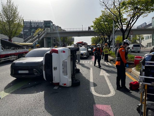 옆으로 넘어진 경차