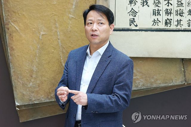 인터뷰하는 김충배 허준박물관장