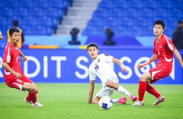 북한과 우즈베키스탄의 경기 장면.