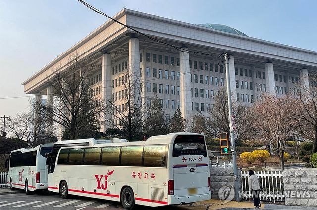 관광버스 차벽으로 봉쇄한 국회 출입구
