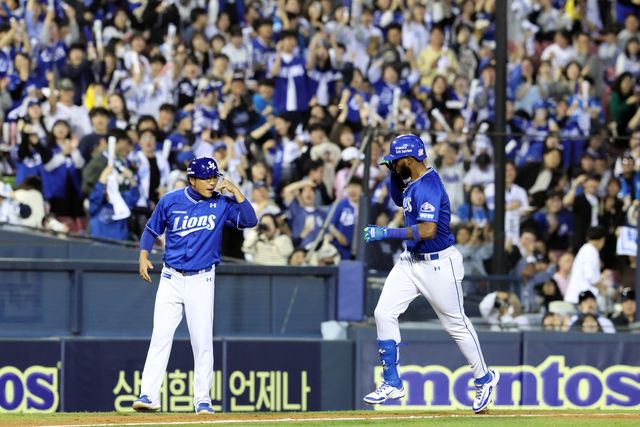 17일 경기에서 홈런을 치고 3루를 도는 삼성 디아즈(오른쪽)