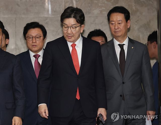 의총 참석하는 권성동 원내대표