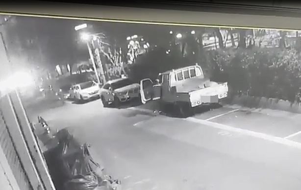 절취 차량 주차 후 공구 훔치는 A씨