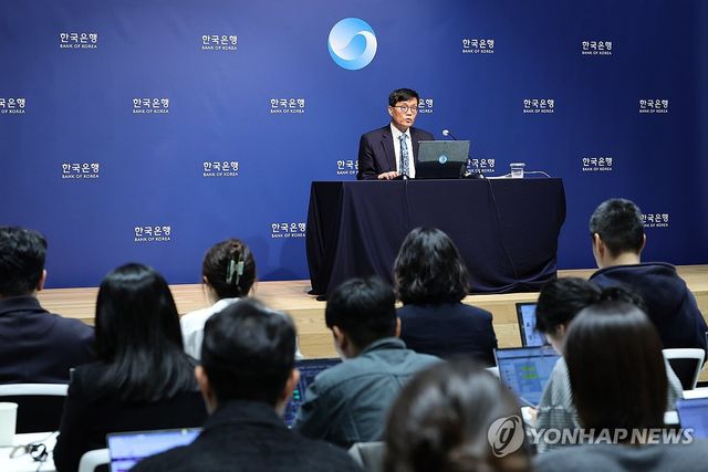 통화정책방향 기자간담회 하는 이창용 총재