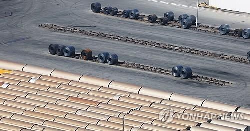 평택항에 쌓인 철강 제품