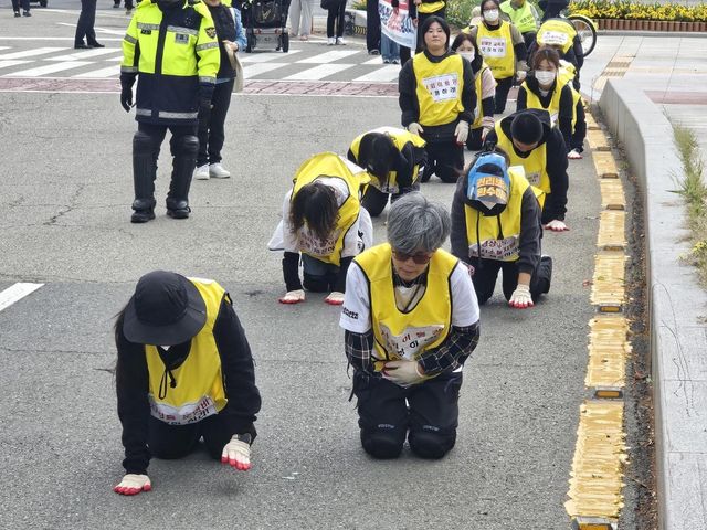 오체투지 방식으로 이동하는 경남 장애인 단체 회원들