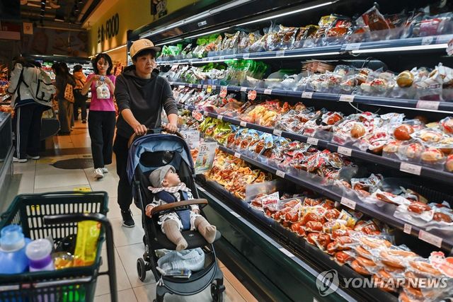 중국 베이징의 한 슈퍼마켓에서 장을 보는 시민들 [AFP=연합뉴스 자료사진]