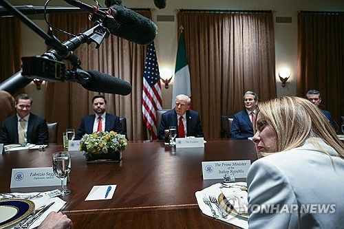 오찬하는 트럼프 미국 대통령과 멜로니 이탈리아 총리