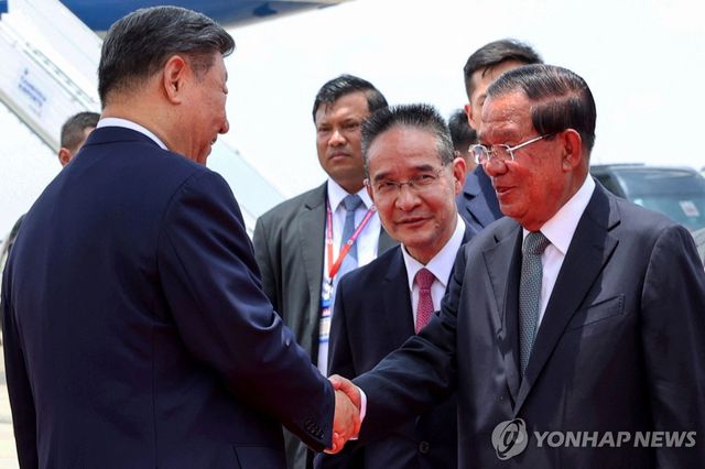 시진핑 캄보디아 도착…훈 센 전 총리와 악수