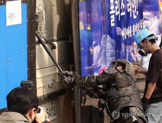 파면 선고에 차량 부수는 윤 대통령 지지자