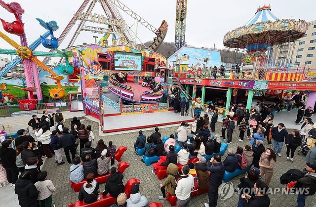 연휴 나들이객들로 붐비는 놀이시설