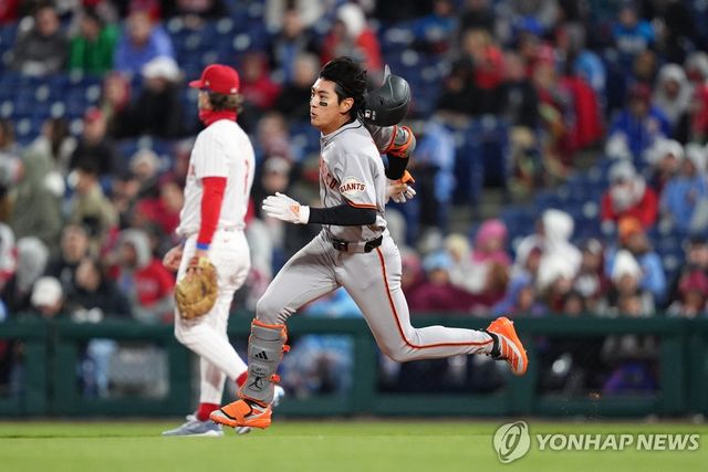 질주하는 이정후(오른쪽)