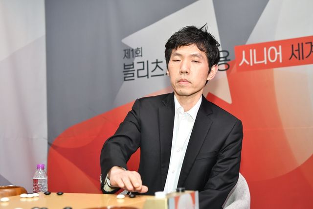 이창호 9단이 블리츠자산운용 시니어 세계바둑대회에서 초대 우승을 차지했다.