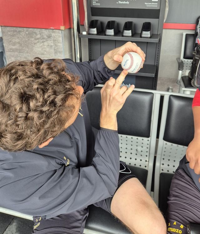 "중지로 이렇게 찍어 던져요"