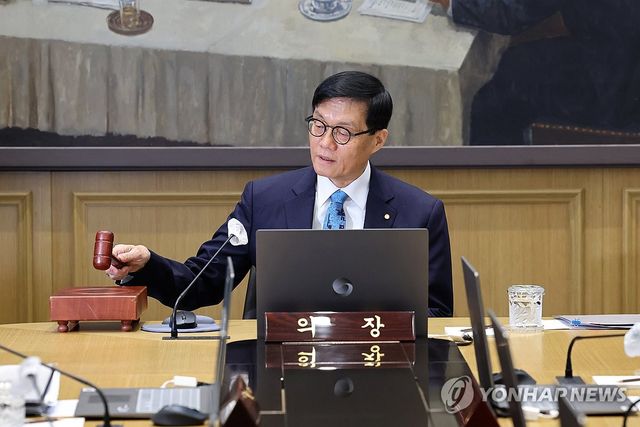 이창용 총재, 금융통화위원회 개회