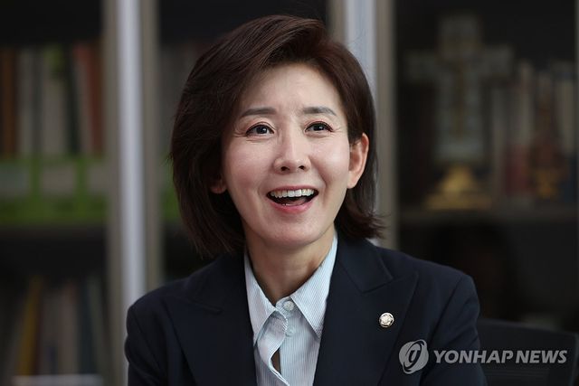 인터뷰하는 나경원 후보