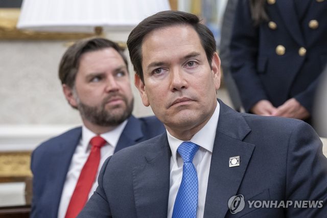 백악관에서 기자들의 질문을 듣는 마코 루비오 미 국무장관(오른쪽)과 JD 밴스 부통령(왼쪽)