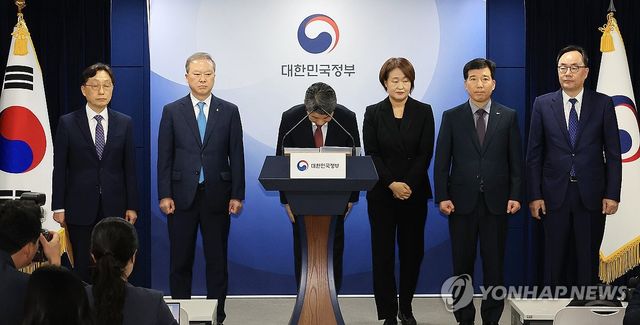 인사하는 이주호 부총리