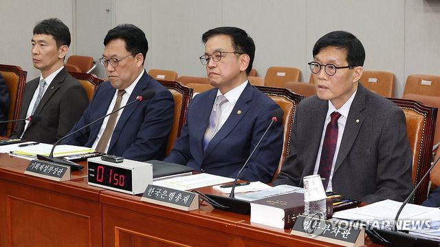 의원 질의에 답변하는 이창용 한국은행 총재