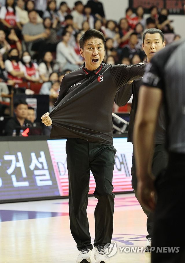 항의하는 김상식 감독