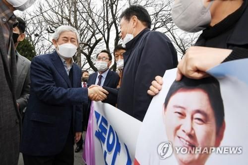 지지자들 환영 받는 최경환