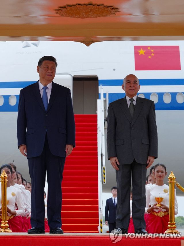 시진핑 캄보디아 도착…캄보디아 국왕이 영접