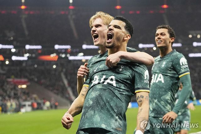 페널티킥으로 선제골을 넣은 뒤 세리머니 하는 토트넘 솔란케(맨 앞).