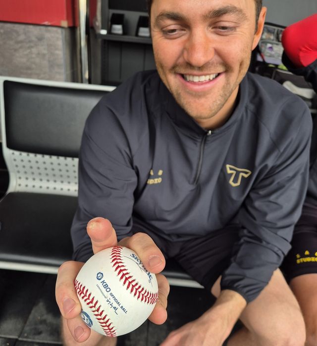 살점 떨어진 중지 보여주는 KIA 네일