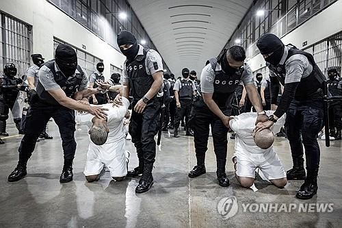 엘살바도르 테러범수용센터에 수감되는 이들 [로이터 연합뉴스. 재판매 및 DB 금지]