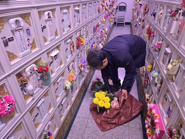 부산시설공단 직원이 실내 영락원에서 플라스틱 조화를 수거하고 있다. 