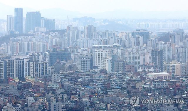 서울 다세대 주택과 아파트 단지의 모습 