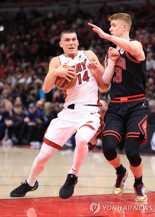 공을 안은 타일러 히로