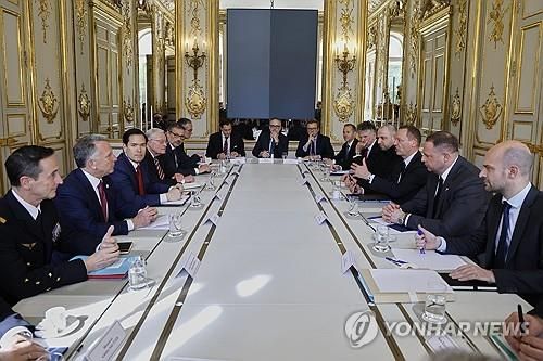 파리서 머리 맞댄 각국 대표단들