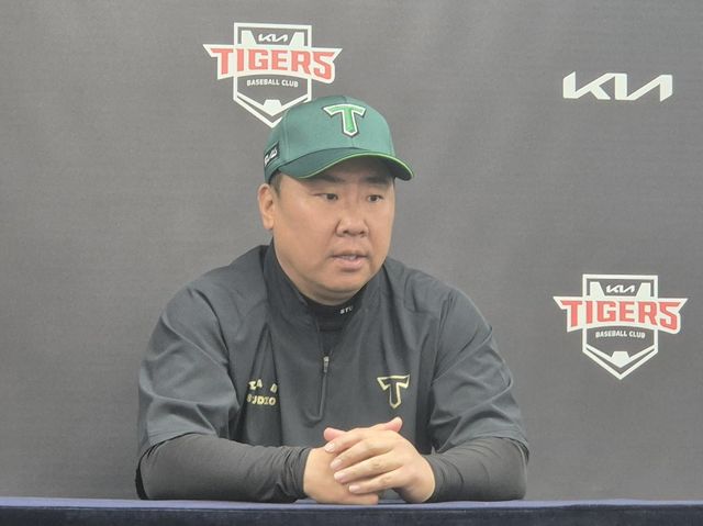 인터뷰하는 이범호 KIA 타이거즈 감독