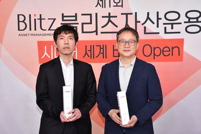 우승을 차지한 이창호(왼쪽) 9단과 유창혁 9단