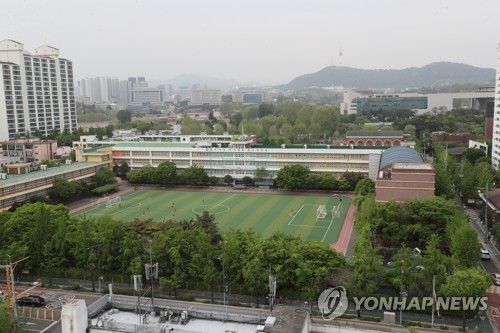 나무가 무성한 한 초등학교