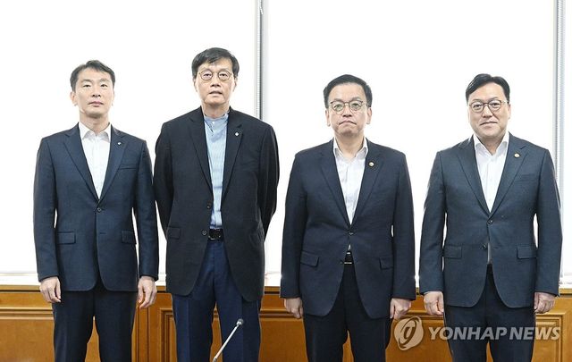 기념 촬영하는 최상목 부총리