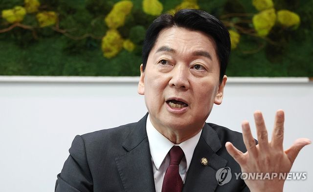 연합뉴스와 인터뷰하는 안철수 의원