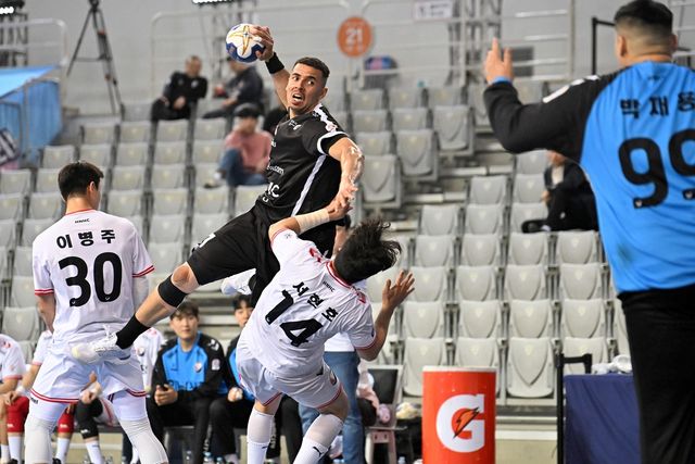 17일 하남시청과 경기에서 슛을 던지는 SK 주앙 푸르타도. 