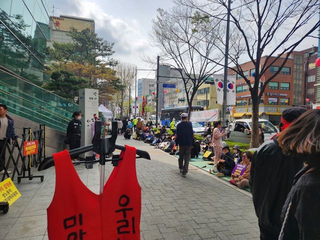 성북구청 앞에서 집회 중인 미아리성노동자 이주대책위와 시민들