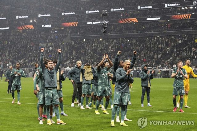 4강 진출 후 팬들에게 인사하는 토트넘 선수들.