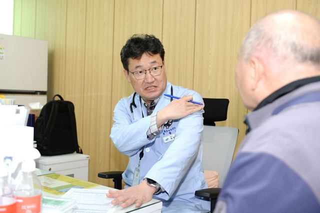 진료 중인 광주 광산구보건소 곽형준 의무사무관