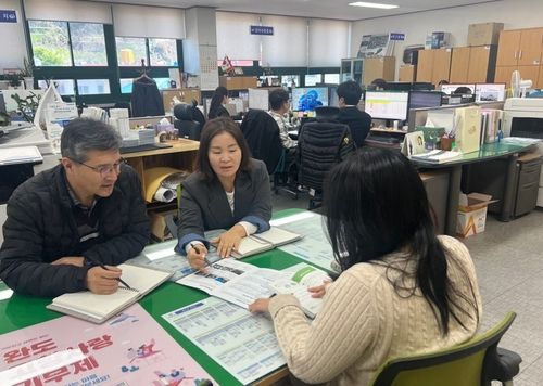 귀농귀어 정책 설명하는 송윤희(중앙) 귀촌지원팀장
