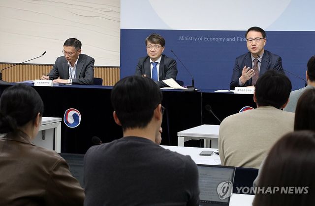 유병서(오른쪽) 신임 예산실장과 박금철(왼쪽) 신임 세제실장