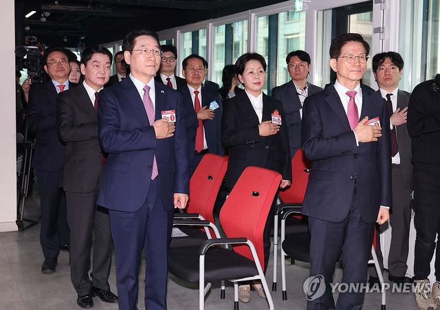 국기의 경례하는 국민의힘 대선 경선 후보들