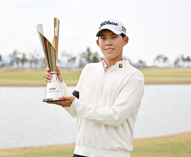 우승 트로피 든 차우진