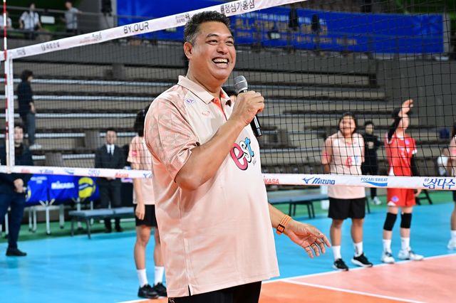 유소년 아카데미에서 인사말하는 키아티퐁 태국 여자올스타팀 감독